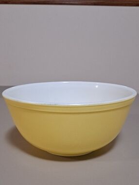 Pyrex Vintage 403 Primary Yellow 2 1/2 Quart Serving Mixing Bowl